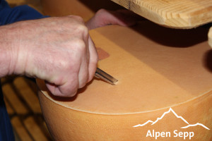 Die Käse Reifekontrolle im Käsekeller