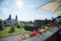 Gasthof Kreuz Bildstein Sonnenterrasse Ausblick Kirche